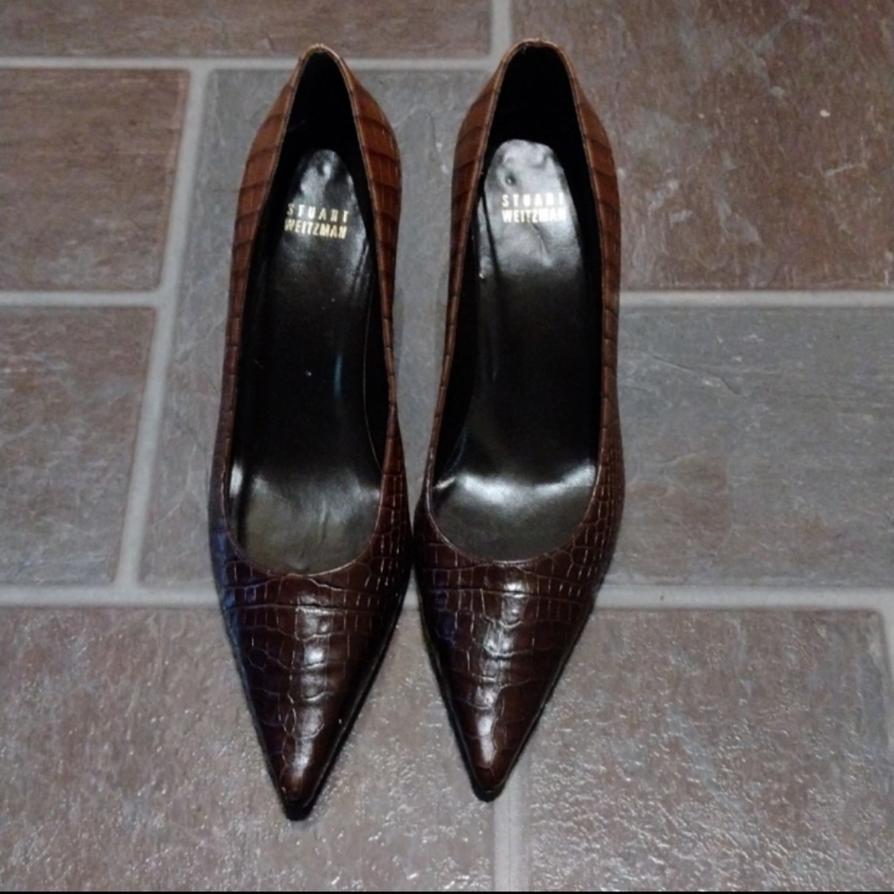 Stuart Weitzman pointy toe classic croc embossed leather animal print pump 8.5